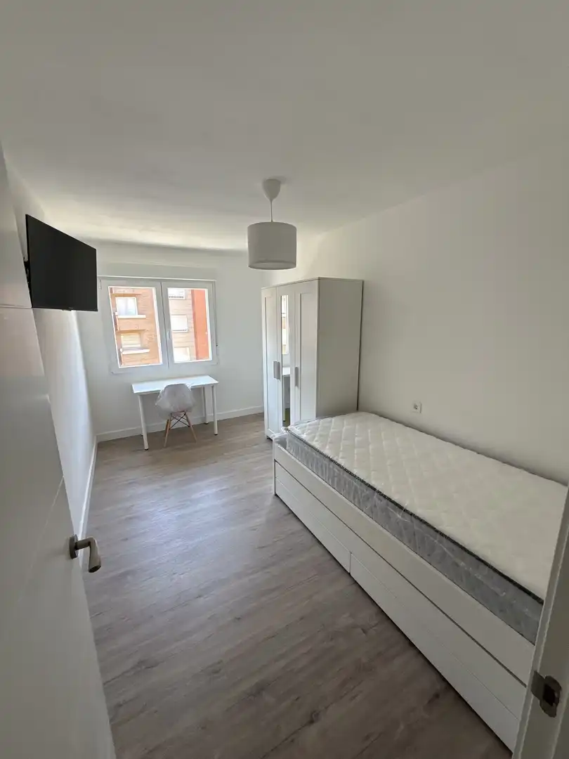Habitació a Calle General Vives, 34, Zona Alta Dormitori de Pis per a compartir en Ponferrada amb Calefacció, Moblat i Balcó