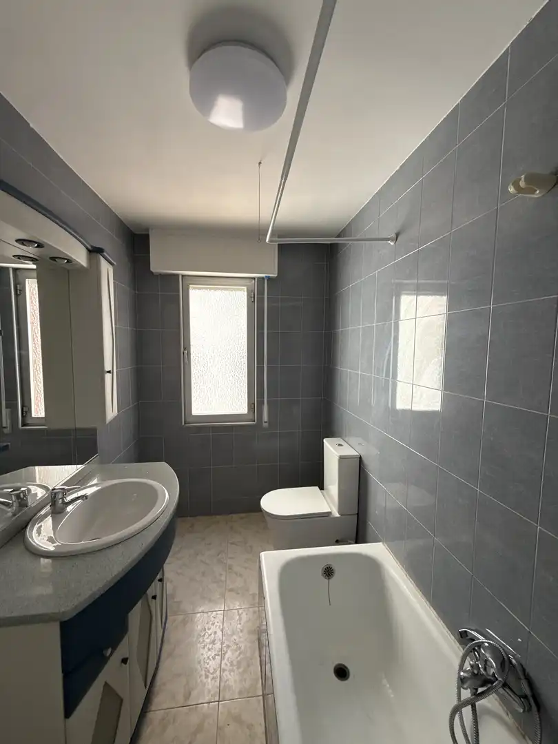 Habitació a Calle General Vives, 34, Zona Alta Bany de Pis per a compartir en Ponferrada amb Calefacció, Moblat i Balcó