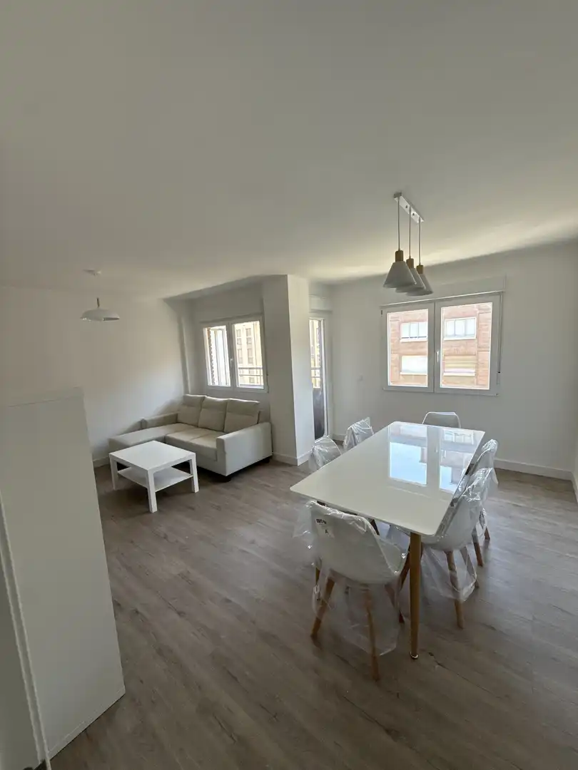 Habitació a Calle General Vives, 34, Zona Alta Sala d'estar de Pis per a compartir en Ponferrada amb Calefacció, Moblat i Balcó