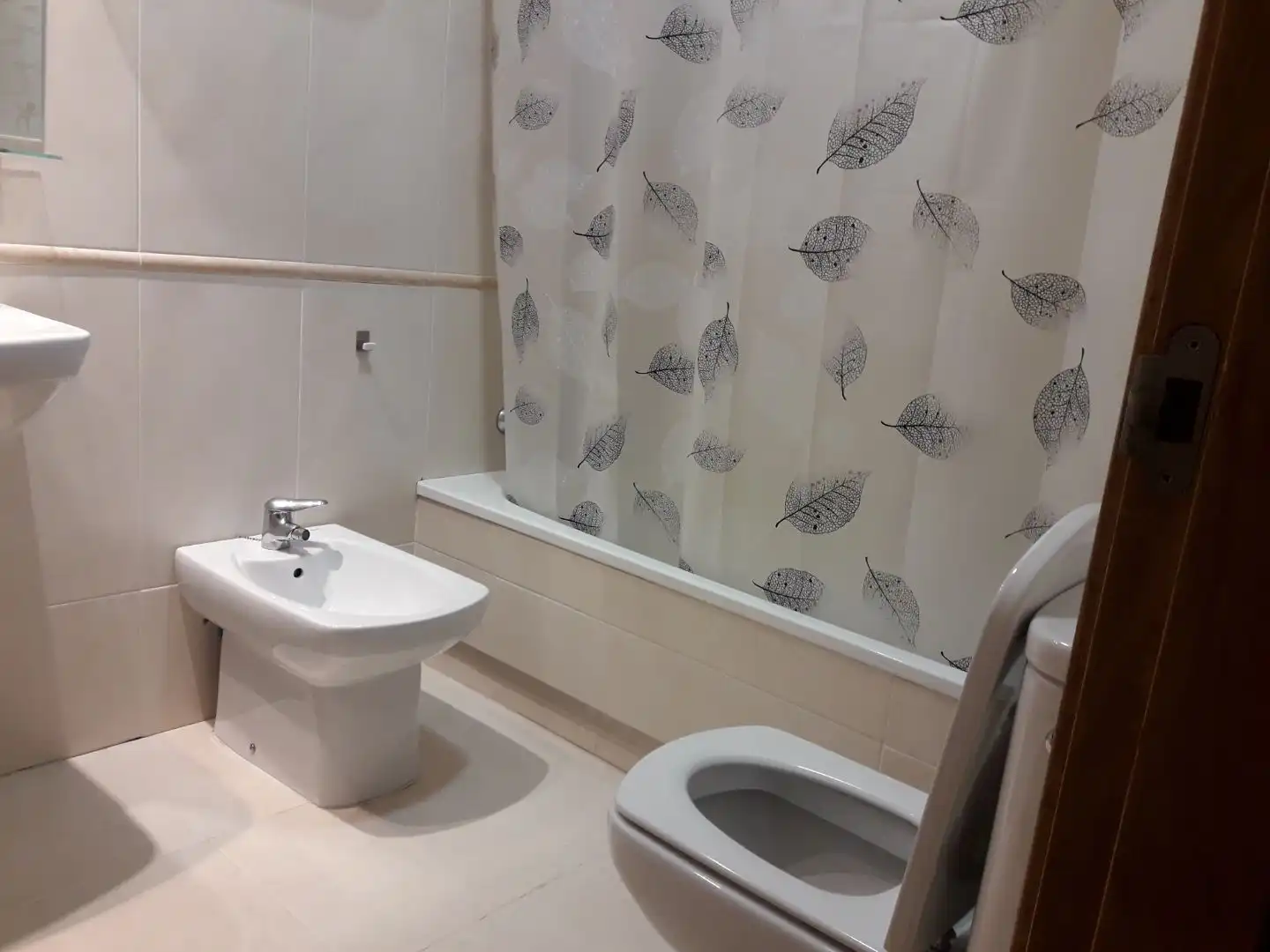 Bathroom of Study for rent in Vigo   with Heating, Private garden and Parquet flooring