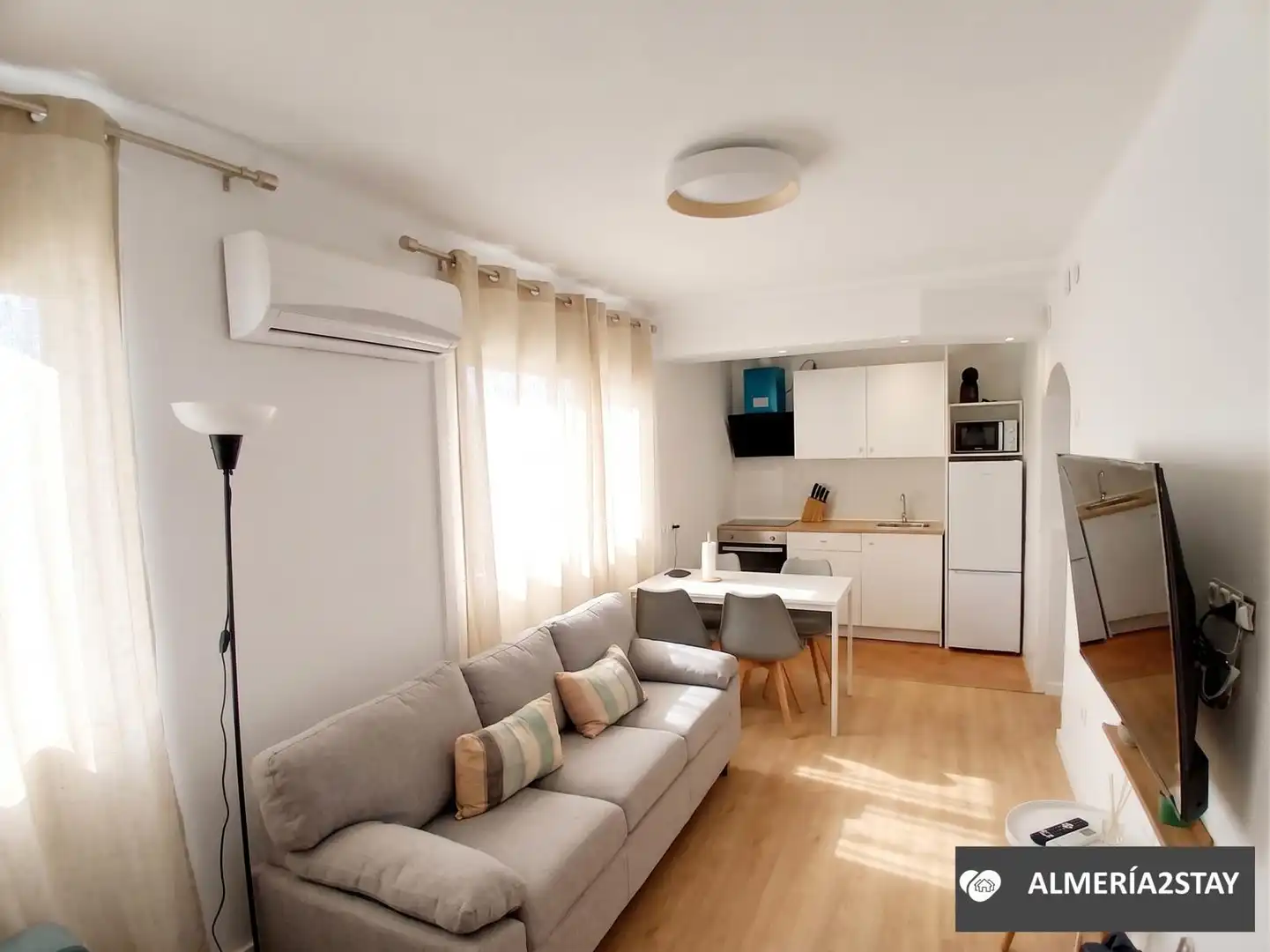 Piso de alquiler en Calle Campogenil, Los Ángeles - Cruz de Caravaca Sala de estar de Piso de alquiler en Almería con Aire acondicionado, Calefacción y Parquet