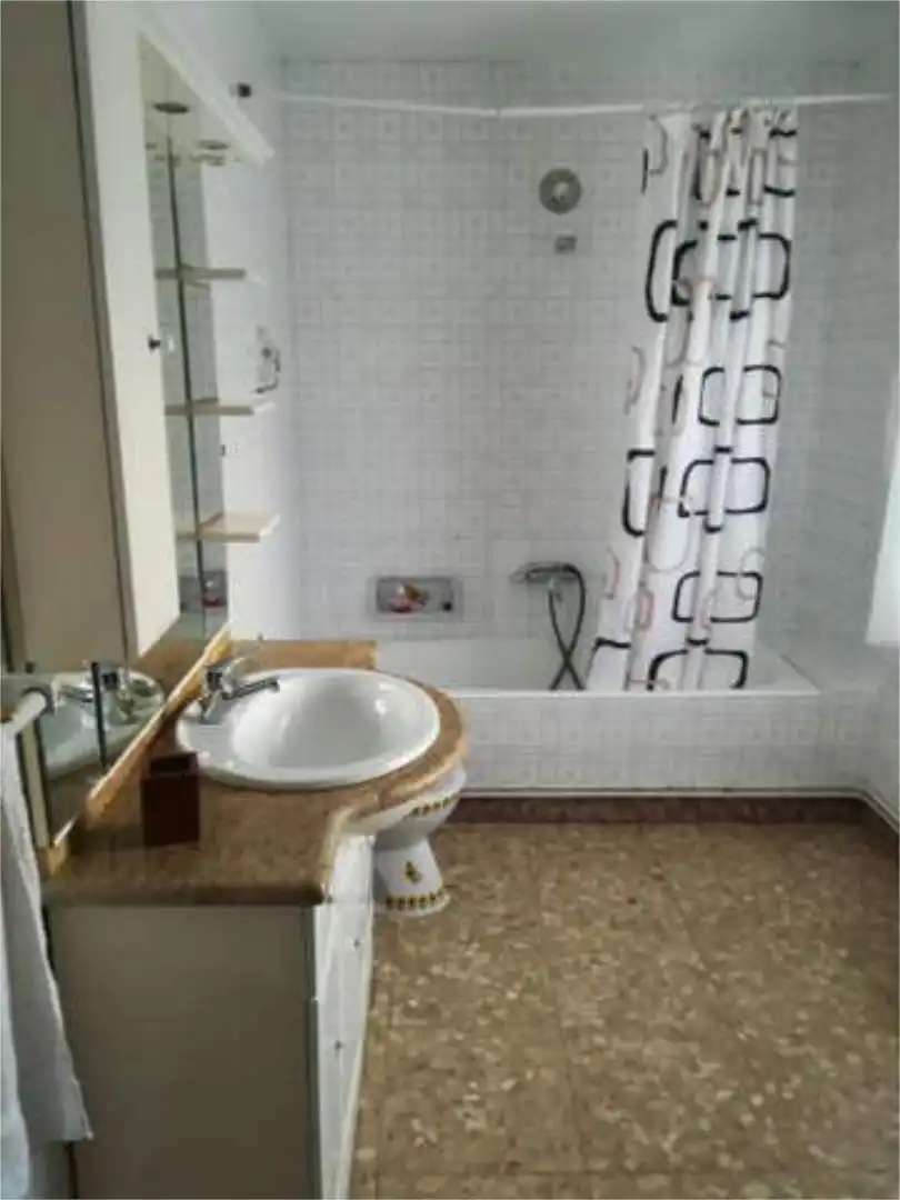 Flat for rent in Lalín Bathroom of Flat for rent in Lalín with Heating, Private garden and Furnished