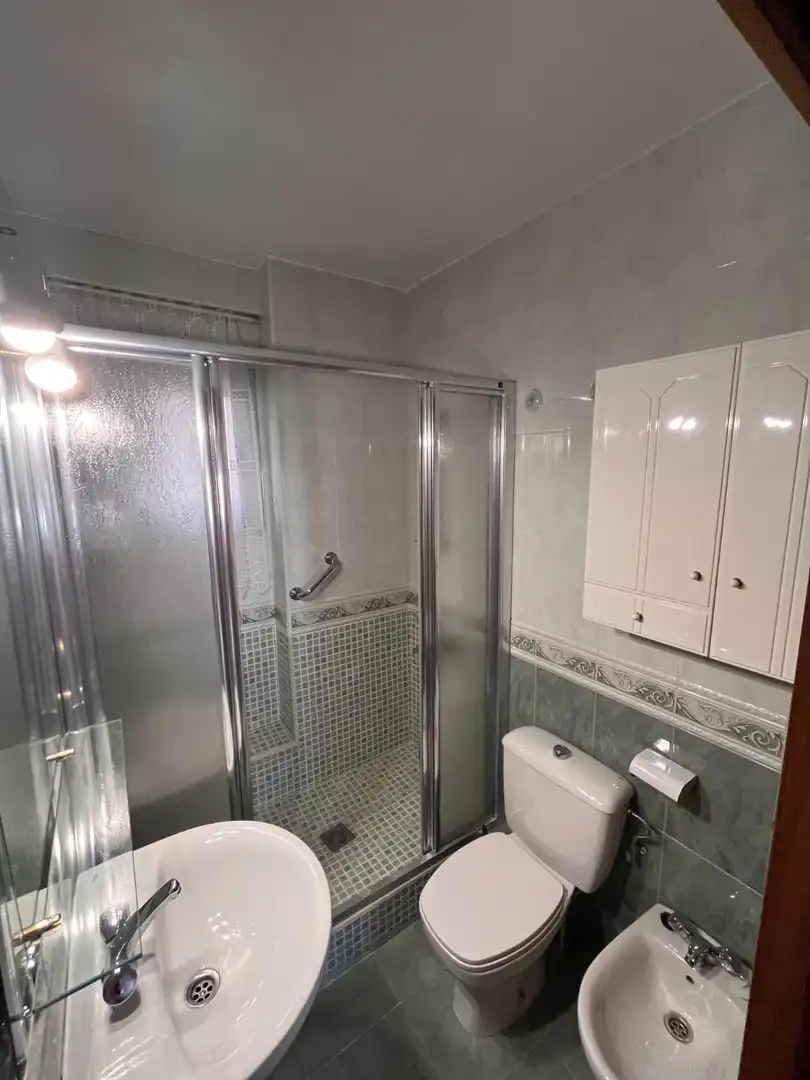 Flat for rent in Calle Don Lope de los Ríos, 15, Santa Rosa - Valdeolleros Bathroom of Flat for rent in Córdoba with Air Conditioner, Heating and Furnished