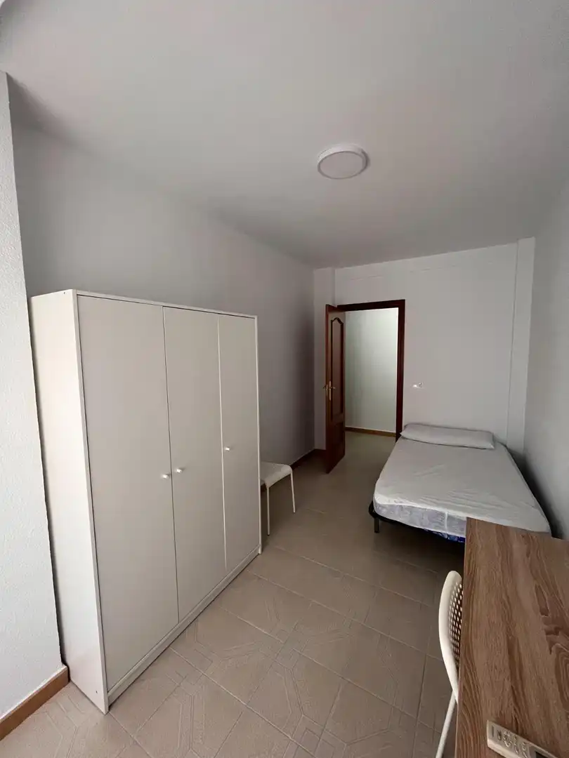 Flat for rent in Calle Don Lope de los Ríos, 15, Santa Rosa - Valdeolleros Bedroom of Flat for rent in Córdoba with Air Conditioner, Heating and Furnished