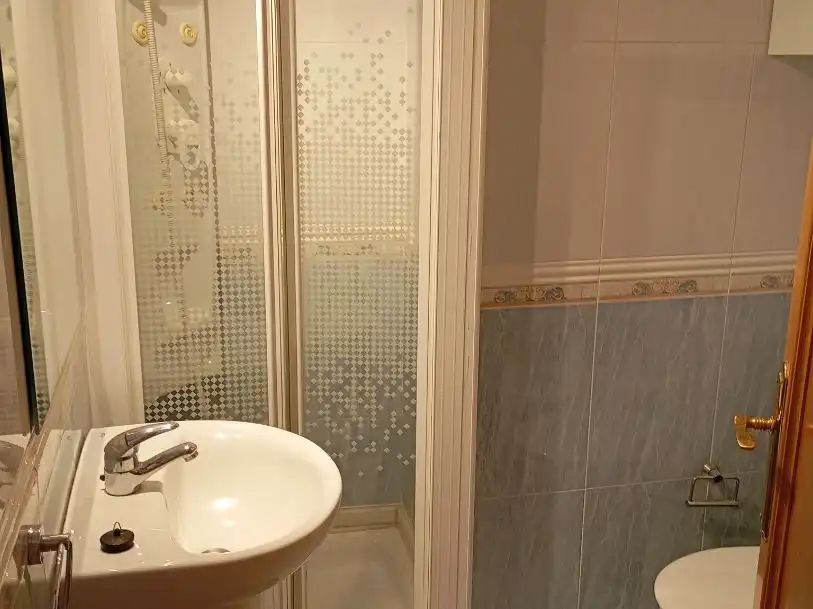 Flat for rent in Rúa Falperra, 1, Falperra - Santa Lucía Bathroom of Flat for rent in A Coruña Capital with Heating, Parquet flooring and Furnished