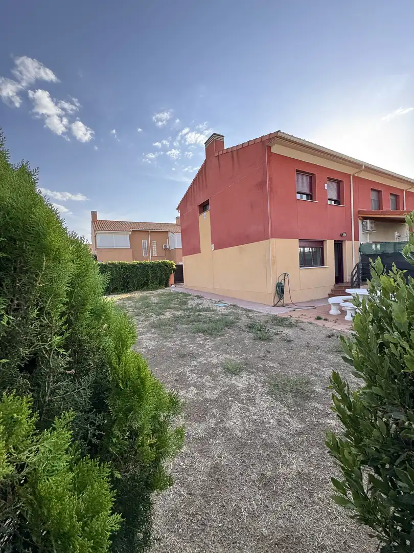 Houses for sale in Calle Profesor Manuel Criado del Val, 2, Torija Houses for sale in Torija with Air Conditioner, Heating and Private garden