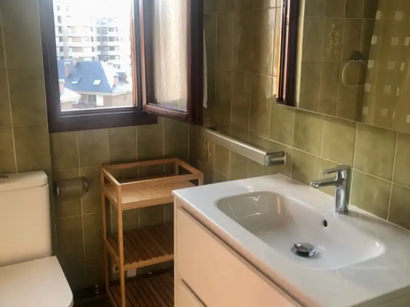 Wohnung zur Miete in Avenida de Francia, 18, Laredo Badezimmer von Wohnung zur Miete in Laredo mit Terrasse und Balkon