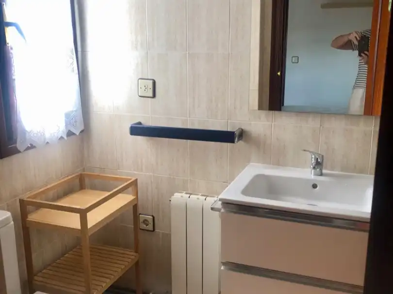 Wohnung zur Miete in Avenida de Francia, 18, Laredo Badezimmer von Wohnung zur Miete in Laredo mit Terrasse und Balkon