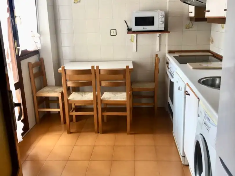 Wohnung zur Miete in Avenida de Francia, 18, Laredo Küche von Wohnung zur Miete in Laredo mit Terrasse und Balkon