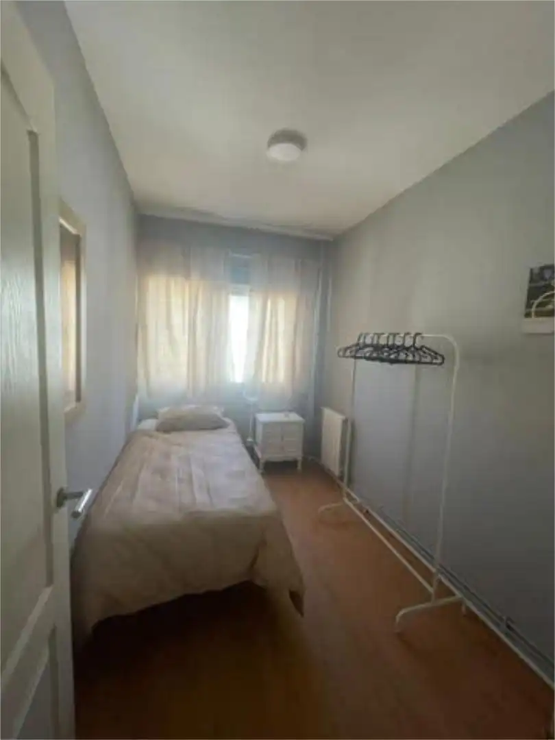 Piso en venta en A Milagrosa Habitación de Piso en venta en Lugo con Calefacción y Amueblado