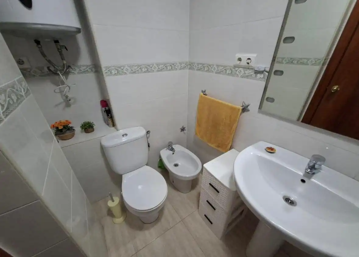 Piso de alquiler en Carrer del Rin, 15, Segur Platja Baño de Piso de alquiler en Calafell con Aire acondicionado, Calefacción y Jardín privado