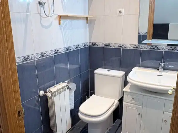 Flat for rent in Calle de Covadonga, 15, Vírgenes Bathroom of Flat for rent in Leganés with Air Conditioner, Heating and Parquet flooring