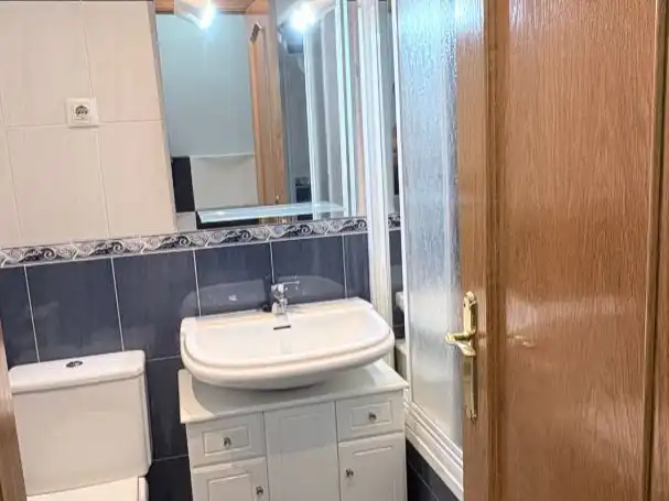 Flat for rent in Calle de Covadonga, 15, Vírgenes Bathroom of Flat for rent in Leganés with Air Conditioner, Heating and Parquet flooring