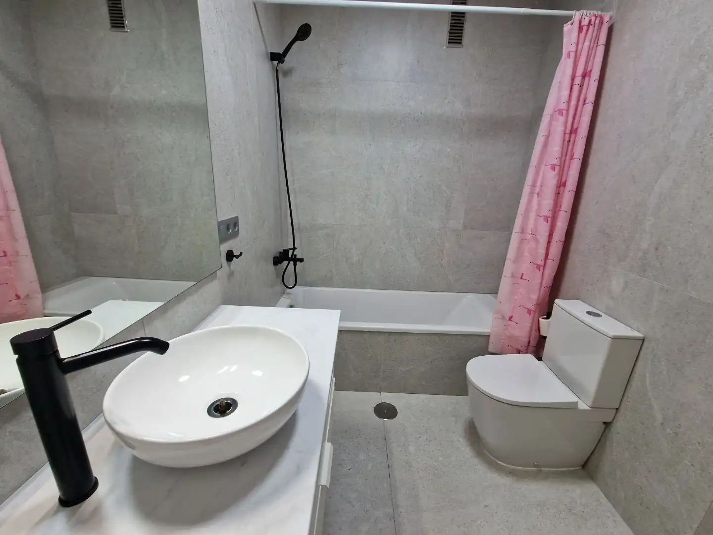 Piso en venta en Calle José Reyes Martín, 5, El Médano Baño de Piso en venta en Granadilla de Abona
