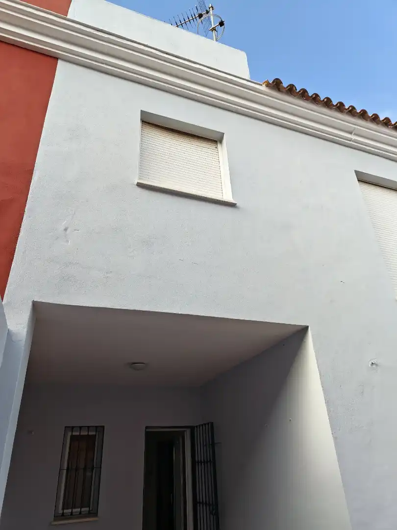 Casa adosada de alquiler en Reyes Católicos, 13, Coria del Río Vista exterior de Casa adosada de alquiler en Coria del Río con Aire acondicionado, Terraza y Balcón