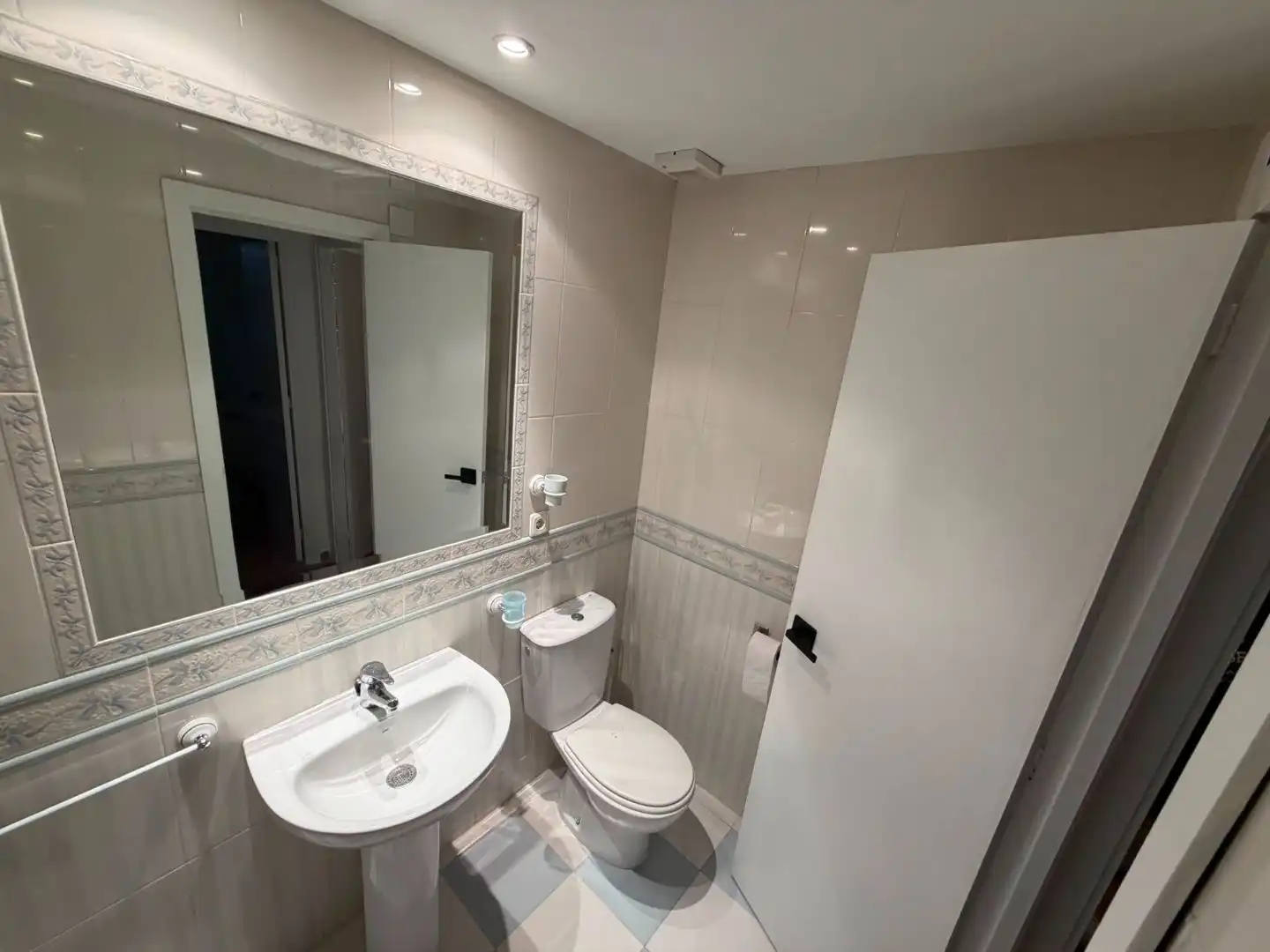 Flat for rent in Calle el Algarrobo, 7, Santa Rosa - Valdeolleros Bathroom of Flat for rent in Córdoba with Air Conditioner, Heating and Private garden