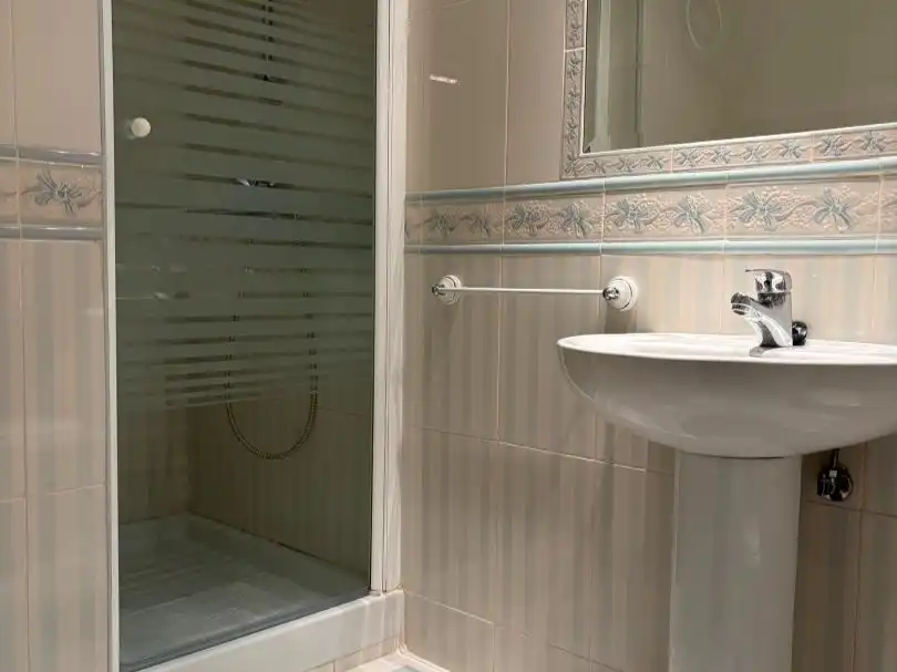 Flat for rent in Calle el Algarrobo, 7, Santa Rosa - Valdeolleros Bathroom of Flat for rent in Córdoba with Air Conditioner, Heating and Private garden
