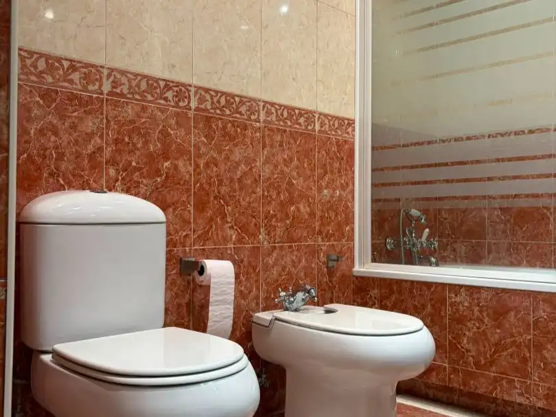 Flat for rent in Calle el Algarrobo, 7, Santa Rosa - Valdeolleros Bathroom of Flat for rent in Córdoba with Air Conditioner, Heating and Private garden