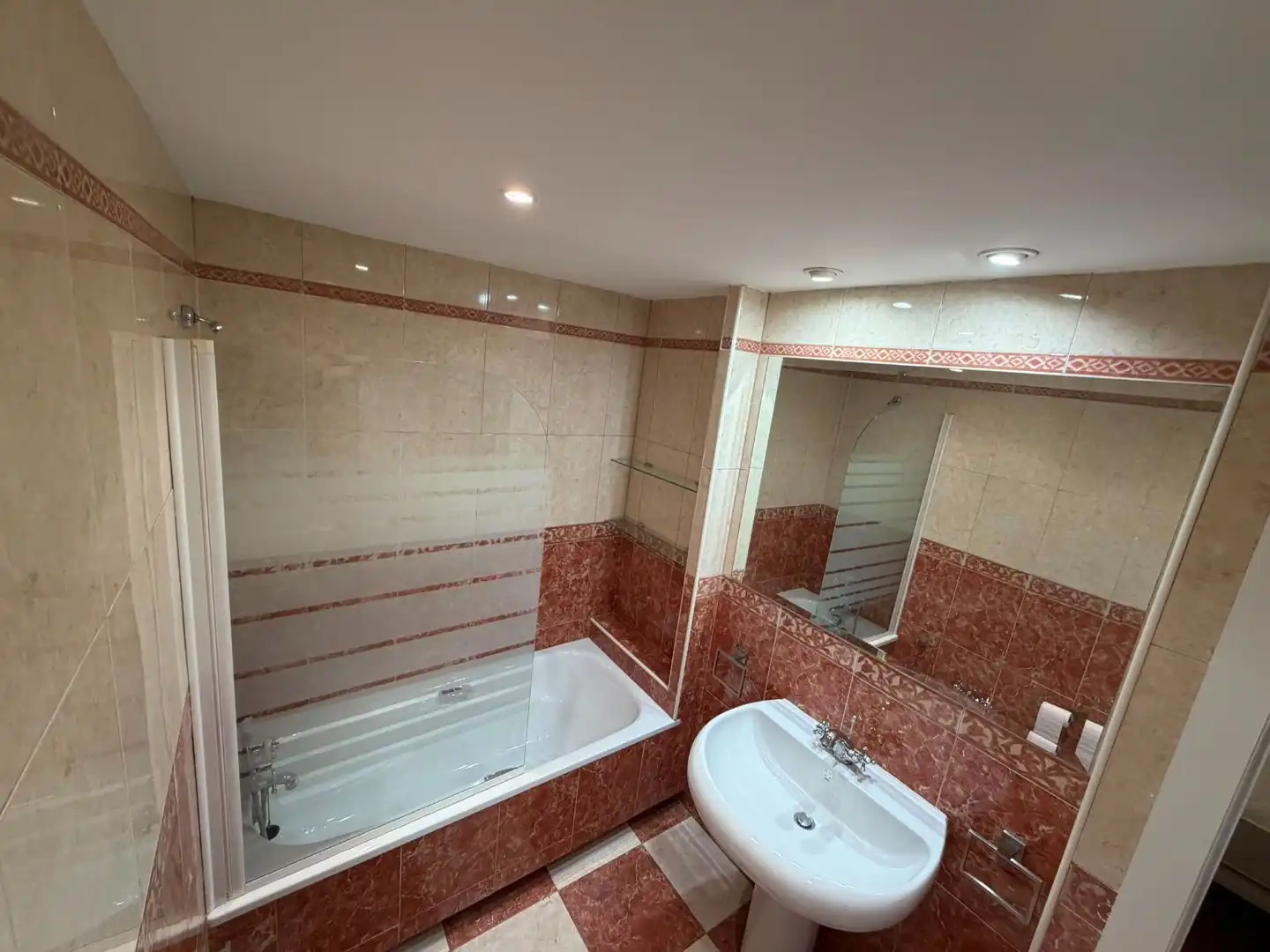 Flat for rent in Calle el Algarrobo, 7, Santa Rosa - Valdeolleros Bathroom of Flat for rent in Córdoba with Air Conditioner, Heating and Private garden