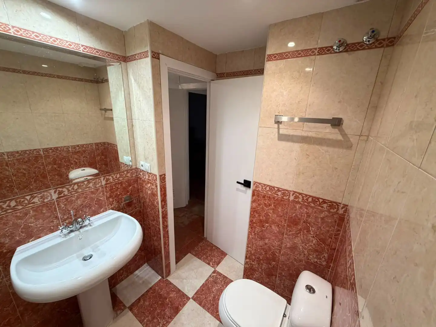 Flat for rent in Calle el Algarrobo, 7, Santa Rosa - Valdeolleros Bathroom of Flat for rent in Córdoba with Air Conditioner, Heating and Private garden