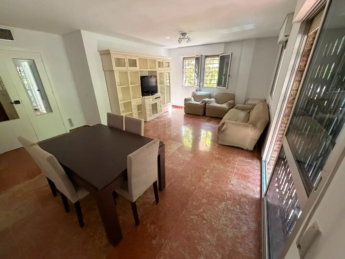 Flat for rent in Calle el Algarrobo, 7, Santa Rosa - Valdeolleros Living room of Flat for rent in Córdoba with Air Conditioner, Heating and Private garden
