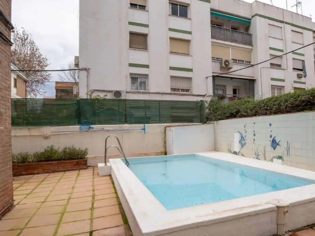 Flat for rent in Calle el Algarrobo, 7, Santa Rosa - Valdeolleros Swimming pool of Flat for rent in Córdoba with Air Conditioner, Heating and Private garden
