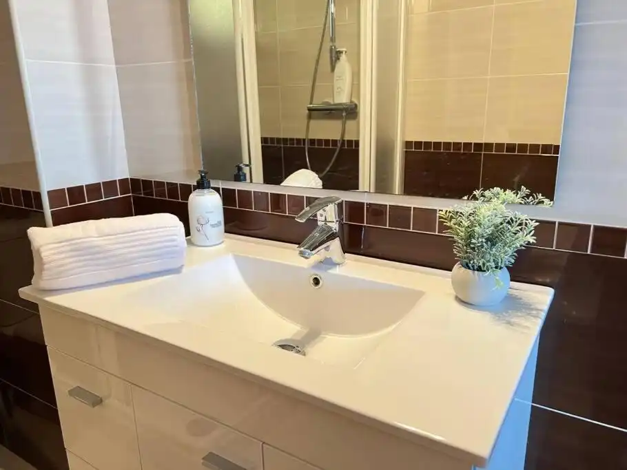 Bathroom of Flat for rent in Torremolinos  with Air Conditioner, Private garden and Parquet flooring