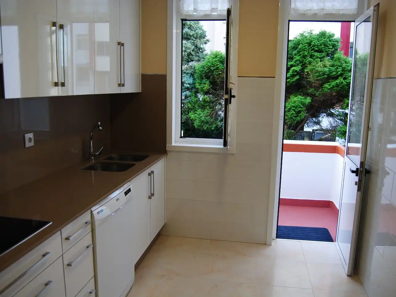 Ground floor for rent in Estrada de Castela, 228, Zona Ultramar Ground floor for rent in Estrada de Castela, 228, Zona Ultramar