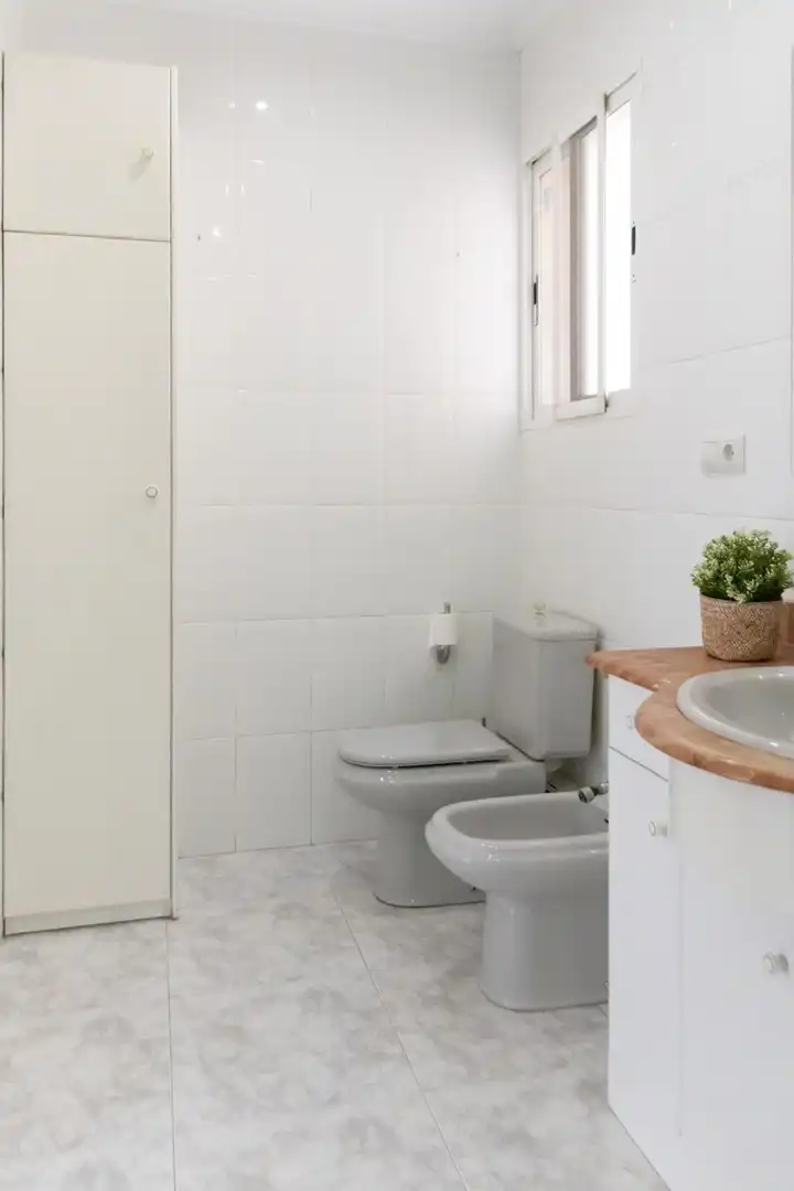 Baño de Piso de alquiler en Vila-real con Aire acondicionado y Amueblado