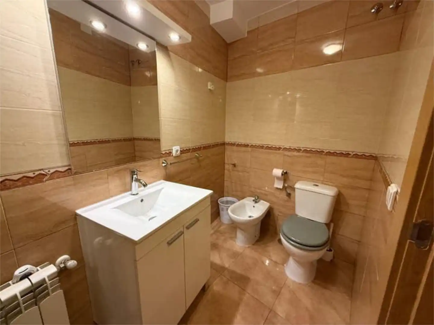 Bany de Apartament de lloguer en La Bañeza  amb Calefacció i Moblat