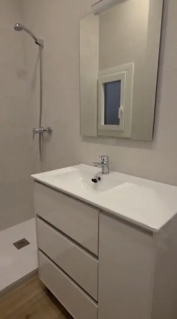 Flat for rent in B-423, 12, Súria Bathroom of Flat for rent in Súria with Air Conditioner, Heating and Oven