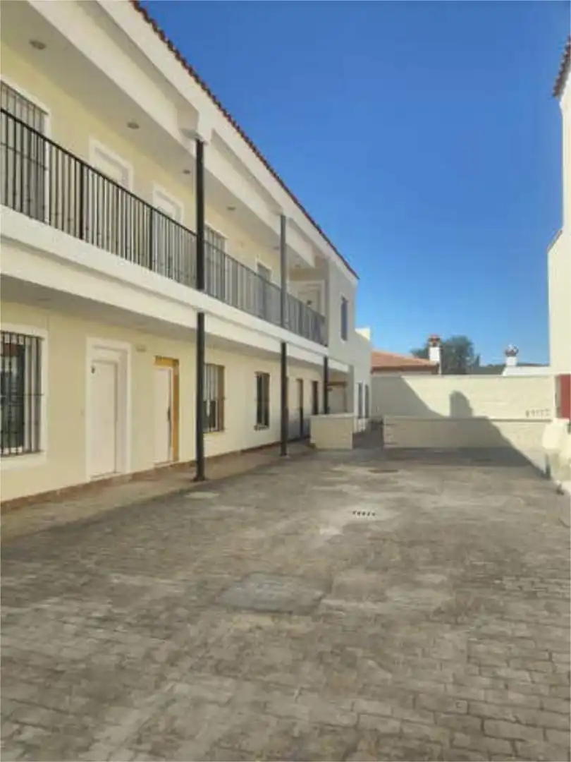 Wohnung zum Verkauf in El Castillo de las Guardas Außenansicht von Wohnung zum Verkauf in El Castillo de las Guardas mit Privatgarten und Schwimmbad