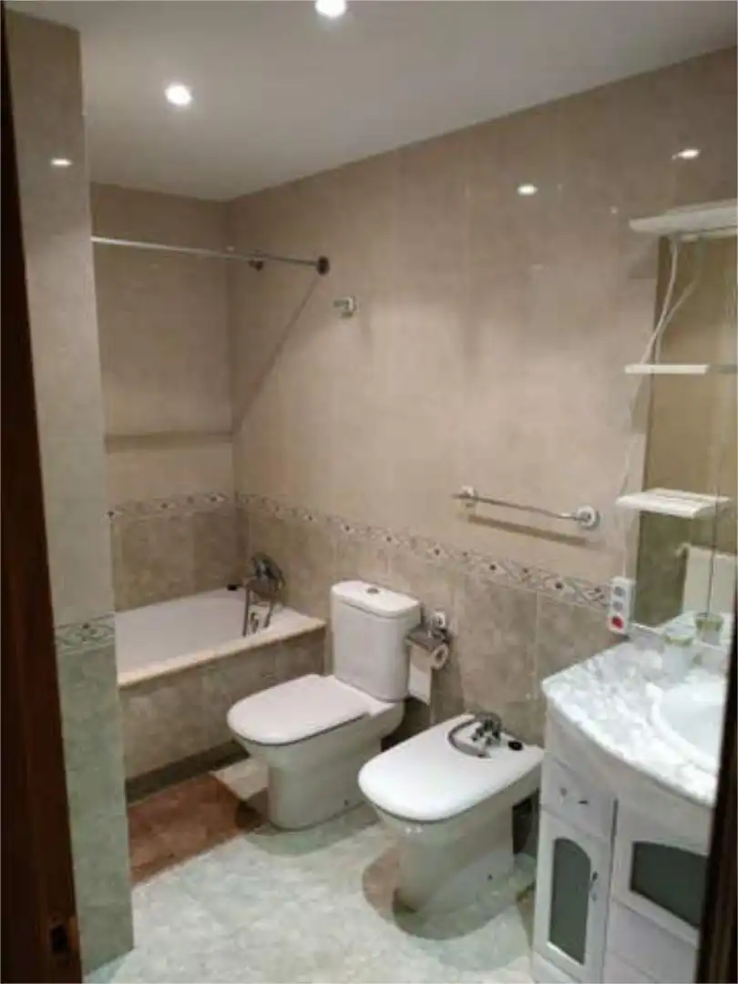 Bany de Apartament de lloguer en Ribadeo amb Calefacció i Moblat