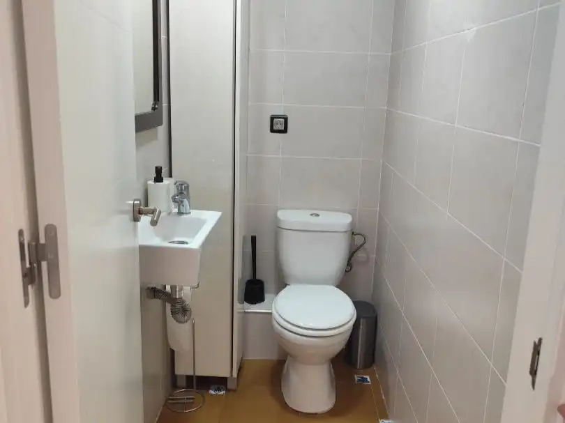 Baño de Piso de alquiler en Granada con Calefacción, Terraza y Amueblado