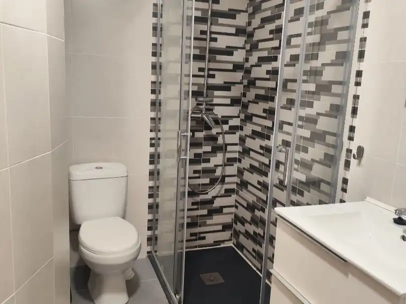 Baño de Piso de alquiler en Granada con Calefacción, Terraza y Amueblado