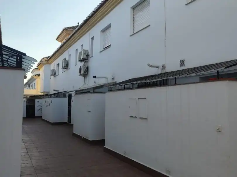 Vista exterior de Piso de alquiler en Granada con Calefacción, Terraza y Amueblado
