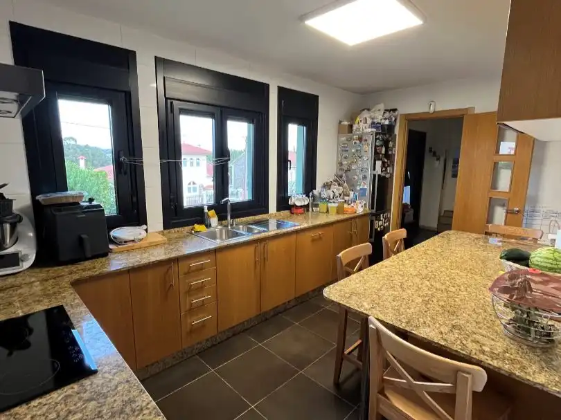 Casa o xalet en venda a Bergondo Cuina de Casa o xalet en venda en Bergondo amb Calefacció, Jardí privat i Parquet