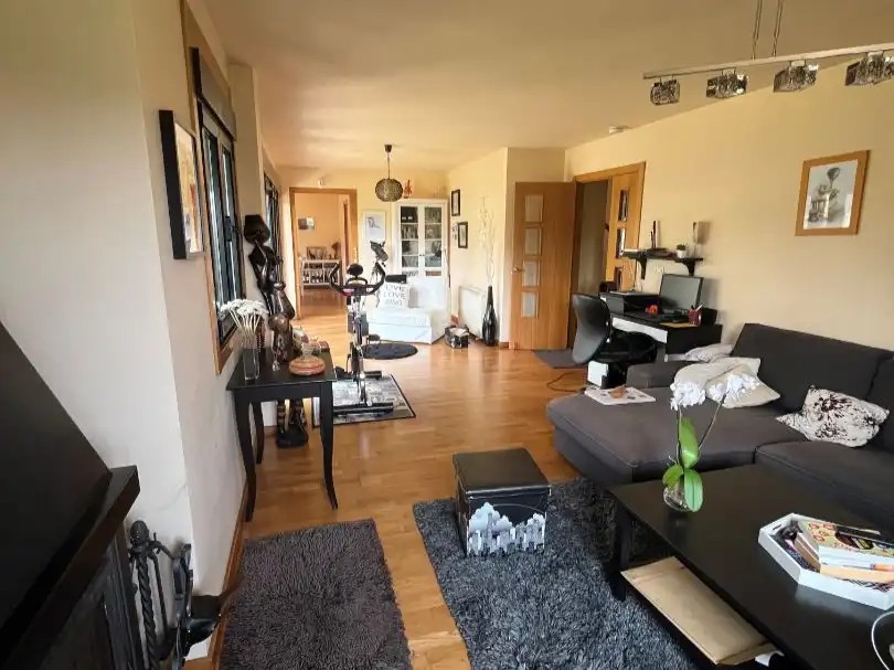 Casa o xalet en venda a Bergondo Sala d'estar de Casa o xalet en venda en Bergondo amb Calefacció, Jardí privat i Parquet