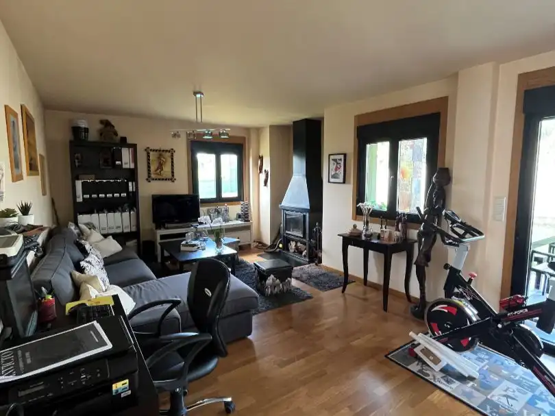 Casa o xalet en venda a Bergondo Sala d'estar de Casa o xalet en venda en Bergondo amb Calefacció, Jardí privat i Parquet
