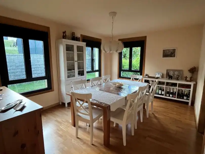 Casa o xalet en venda a Bergondo Menjador de Casa o xalet en venda en Bergondo amb Calefacció, Jardí privat i Parquet