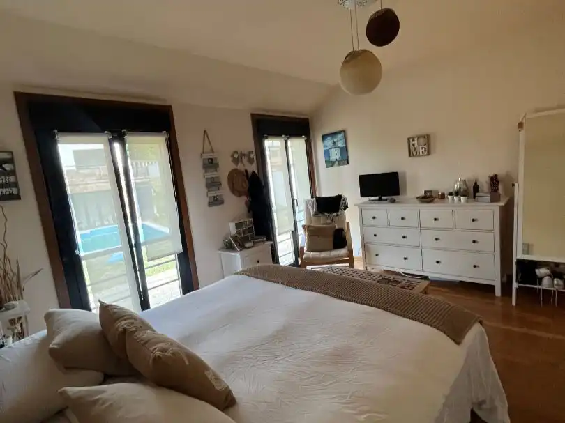 Casa o xalet en venda a Bergondo Dormitori de Casa o xalet en venda en Bergondo amb Calefacció, Jardí privat i Parquet
