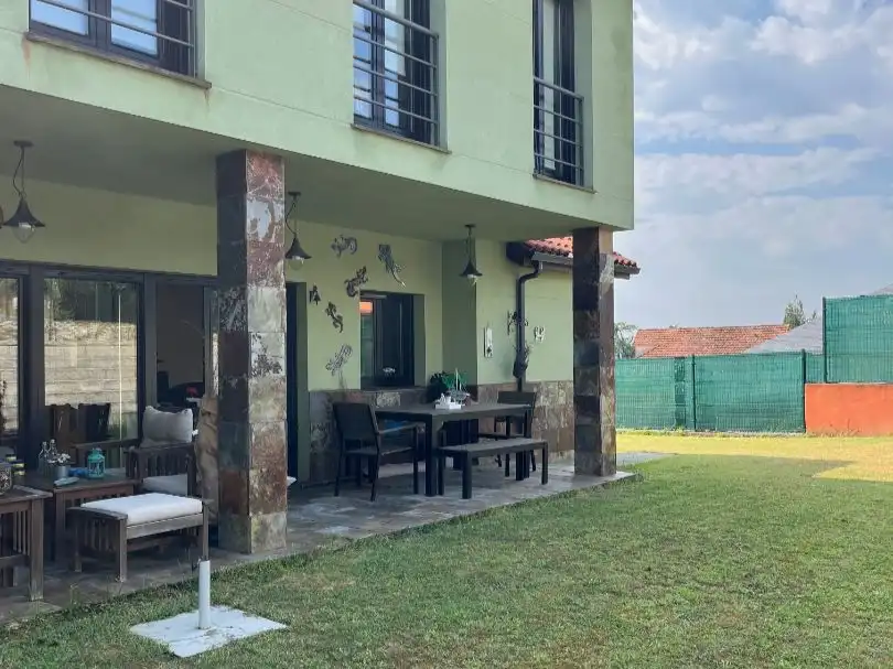 Casa o xalet en venda a Bergondo Terrassa de Casa o xalet en venda en Bergondo amb Calefacció, Jardí privat i Parquet