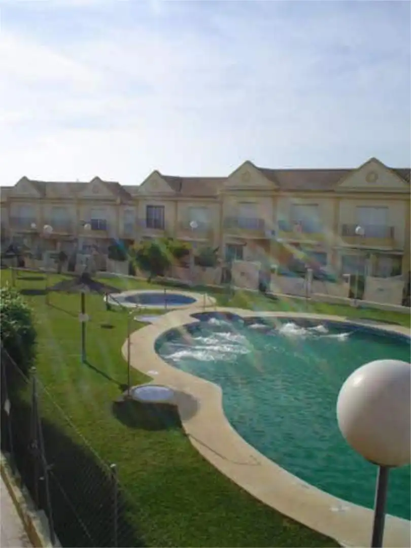 Wohnungen zur Miete in Los Gallos Schwimmbecken von Wohnungen zur Miete in Chiclana de la Frontera mit Privatgarten, Terrasse und Schwimmbad