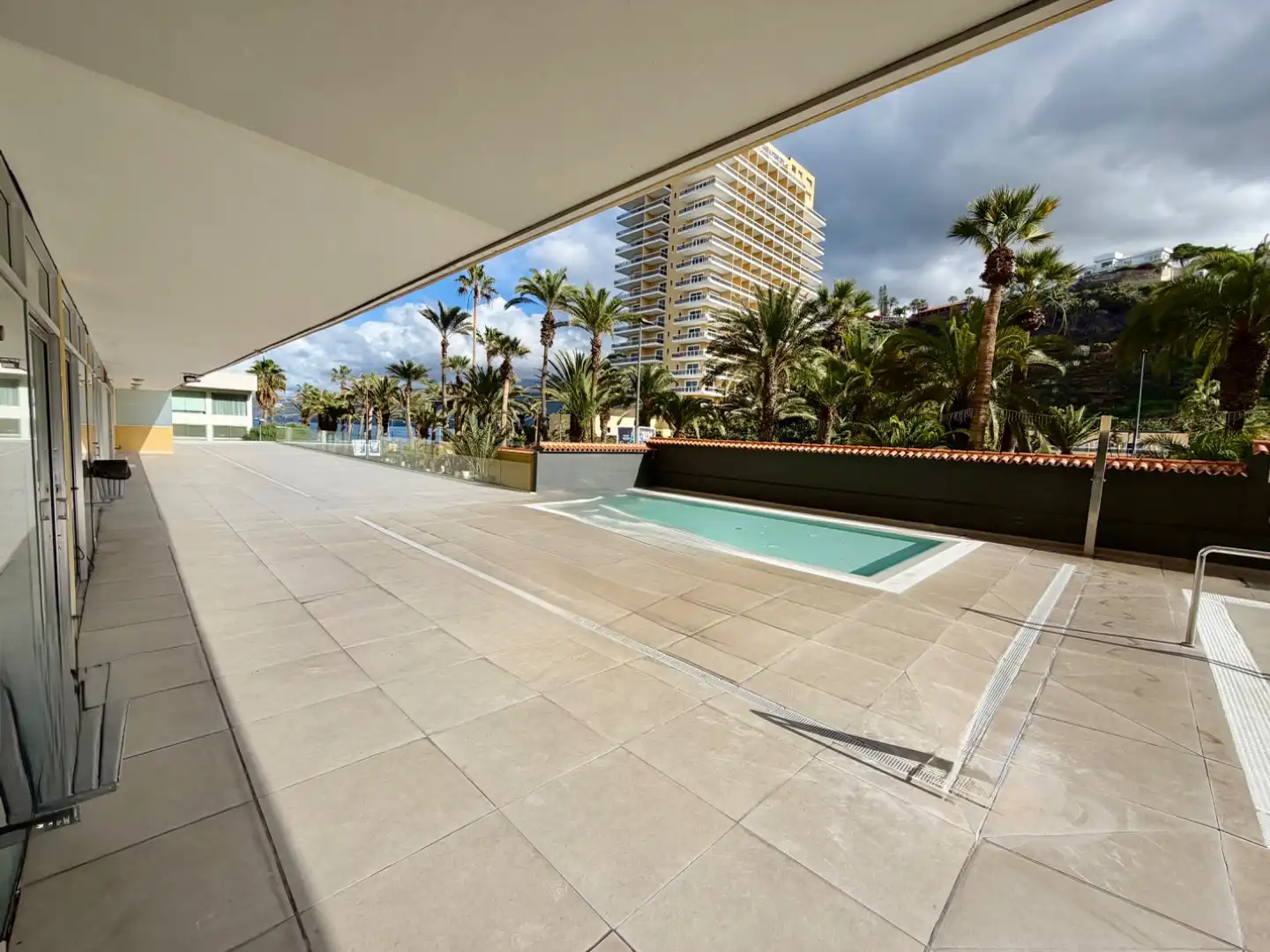 Estudio en venta en Avenida Venezuela, 12, Zona Martiánez Terraza de Estudio en venta en Puerto de la Cruz con Terraza, Piscina y Amueblado
