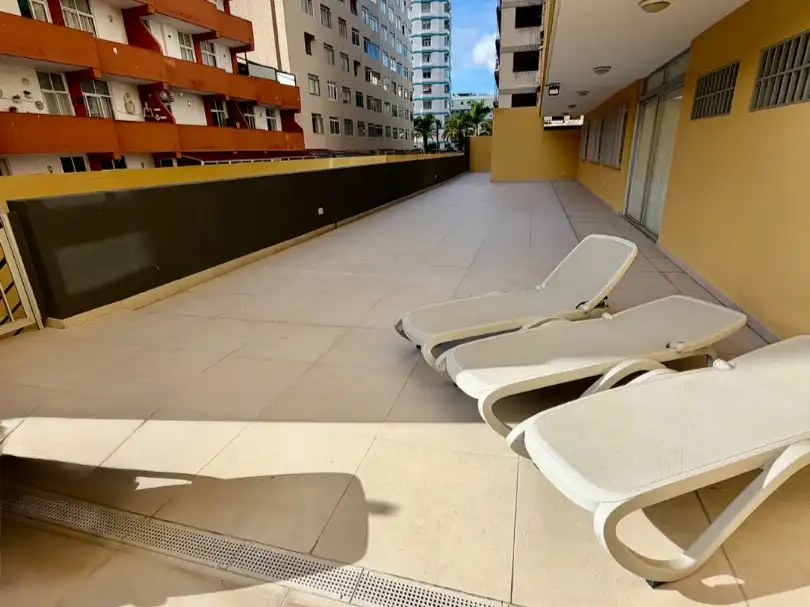 Estudio en venta en Avenida Venezuela, 12, Zona Martiánez Terraza de Estudio en venta en Puerto de la Cruz con Terraza, Piscina y Amueblado