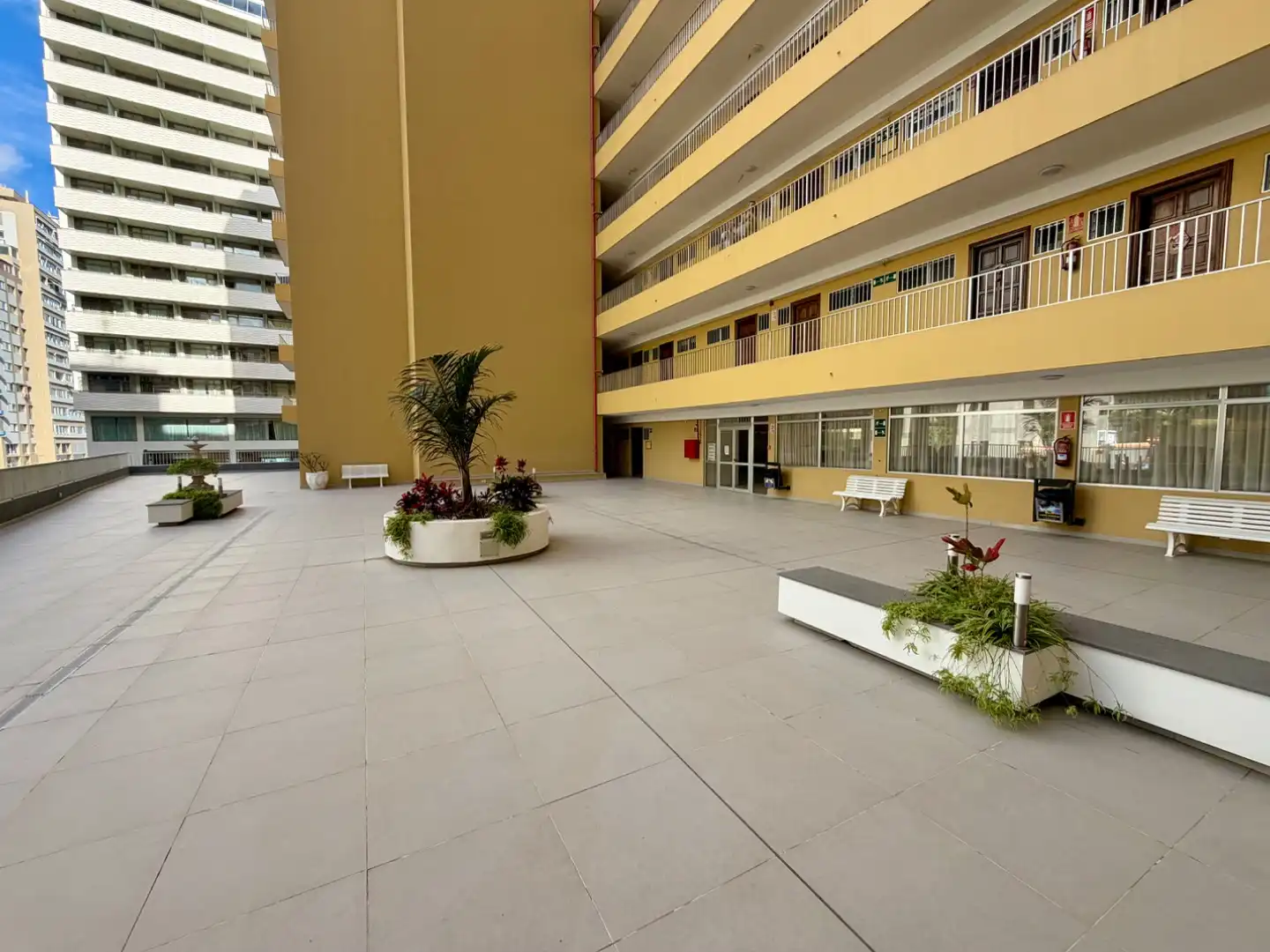 Estudio en venta en Avenida Venezuela, 12, Zona Martiánez Terraza de Estudio en venta en Puerto de la Cruz con Terraza, Piscina y Amueblado