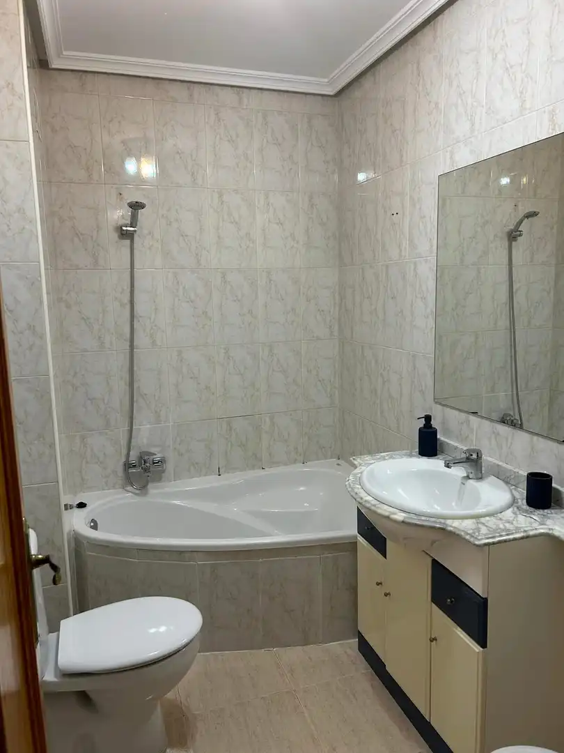 Flat for rent in Plaza Hispanidad, 13, Escalonilla Bathroom of Flat for rent in Escalonilla with Air Conditioner, Heating and Terrace