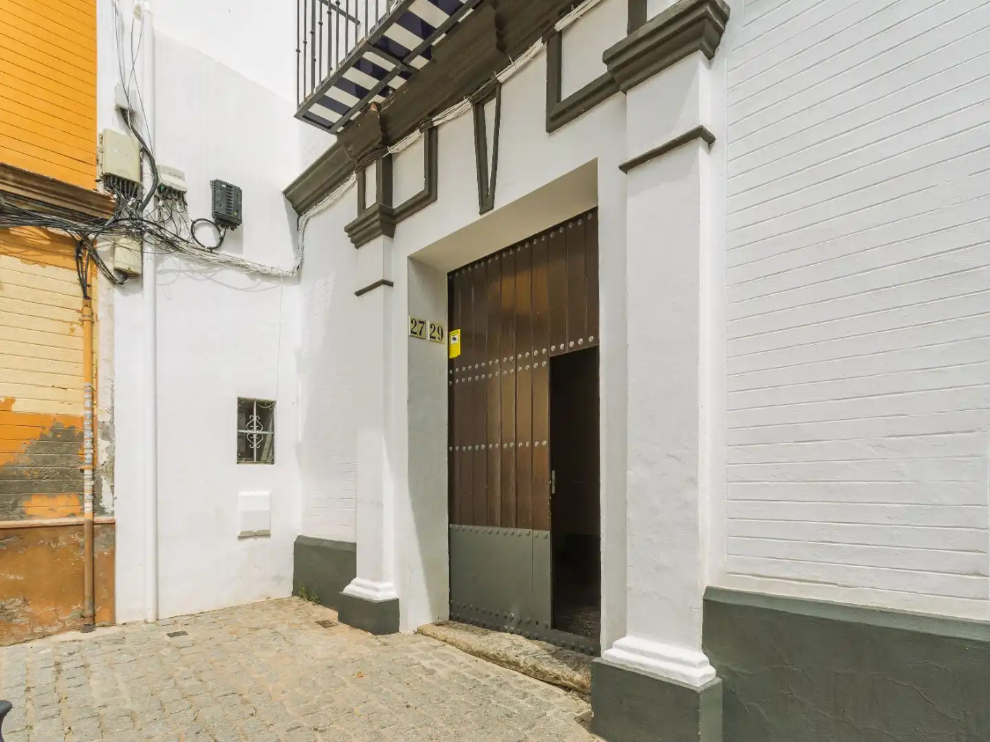 Außenansicht von Wohnung zum Verkauf in  Sevilla Capital mit Klimaanlage