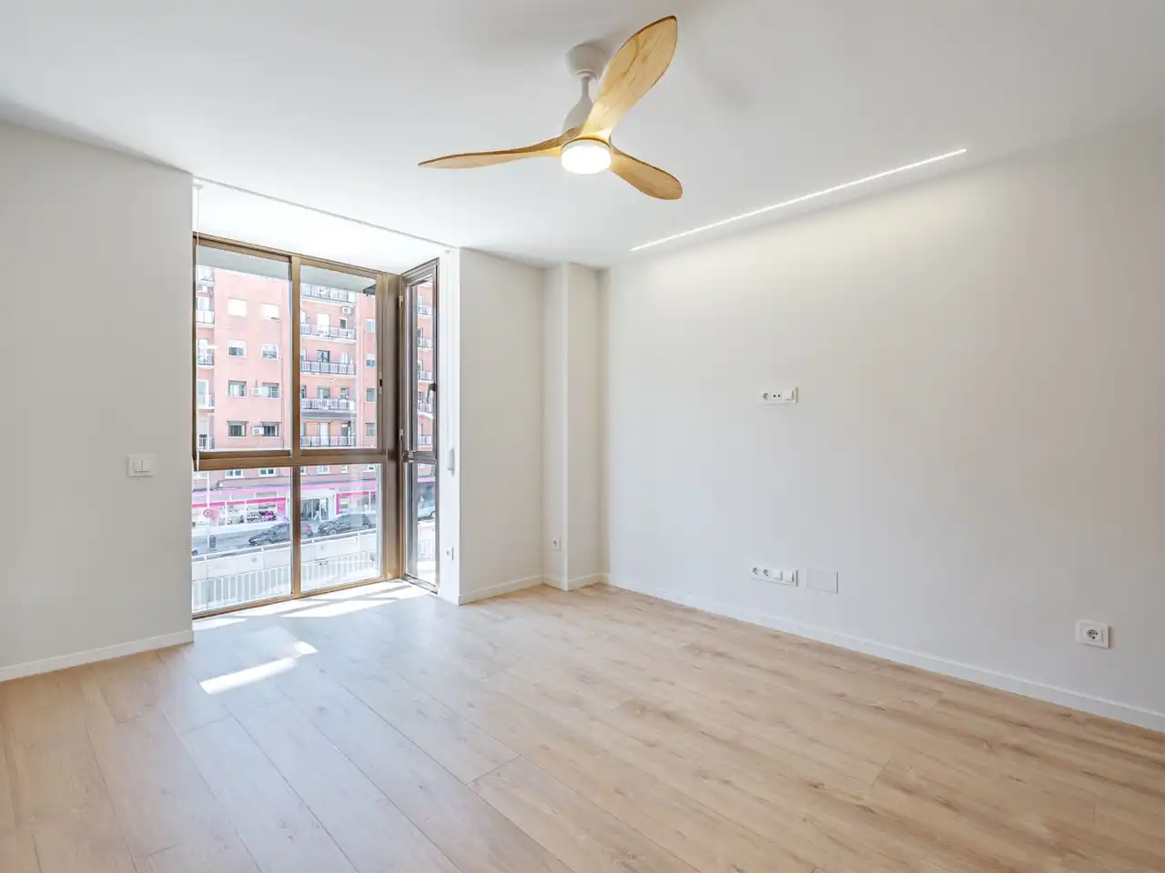 Flat for rent in Castillejos - Cuzco Living room of Flat for rent in Madrid with Air Conditioner, Heating and Video intercom