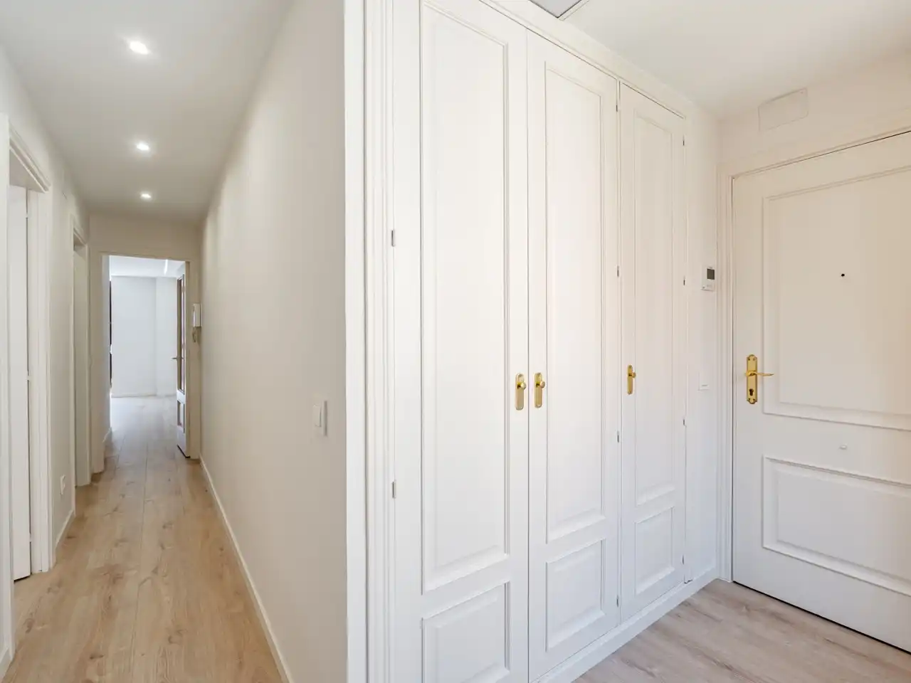 Flat for rent in Castillejos - Cuzco Flat for rent in Madrid with Air Conditioner, Heating and Video intercom